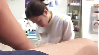 Cara com tesao se masturba gozando na frente da pedicure - www-pornosete.com