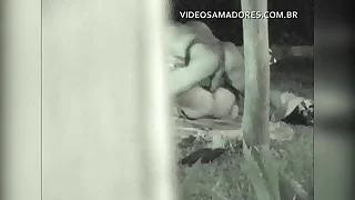 Durante encontro de amigos, casal se afasta discretamente para foder, mas é descoberto